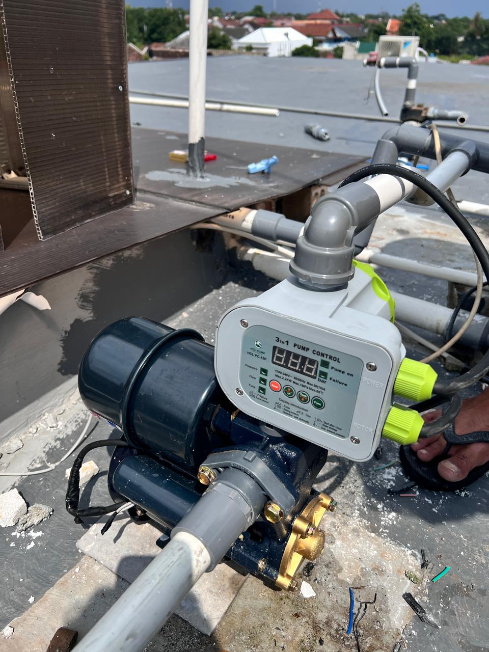 Instalasi pompa air dengan kontrol digital di atap